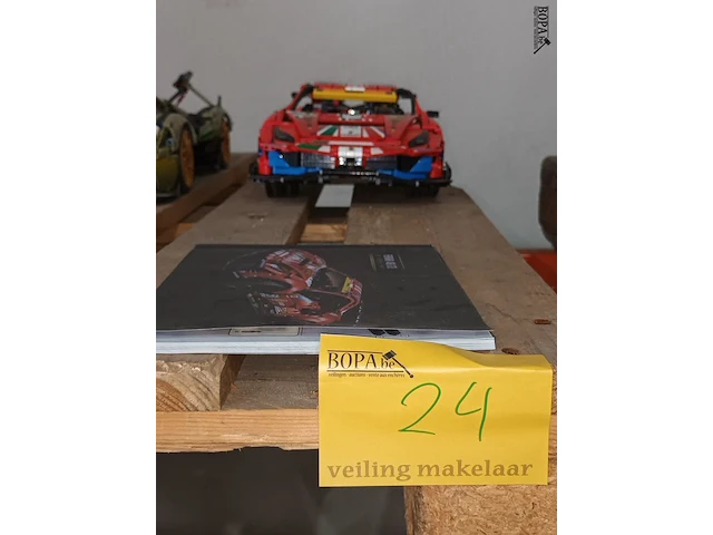 Lot 24 - lego technic ferrari - afbeelding 1 van  5