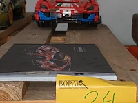 Lot 24 - lego technic ferrari - afbeelding 1 van  5