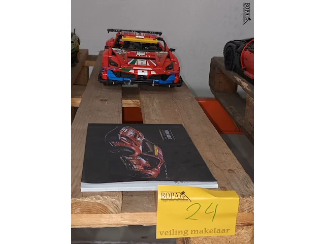 Lot 24 - lego technic ferrari - afbeelding 2 van  5