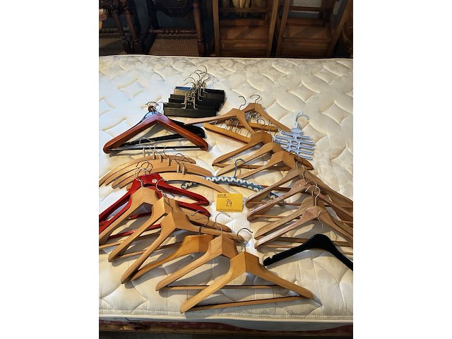 Lot 24 - lot houten antieken kapstokken 45-tal stuks - afbeelding 1 van  5