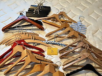 Lot 24 - lot houten antieken kapstokken 45-tal stuks - afbeelding 1 van  5