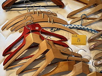 Lot 24 - lot houten antieken kapstokken 45-tal stuks - afbeelding 2 van  5