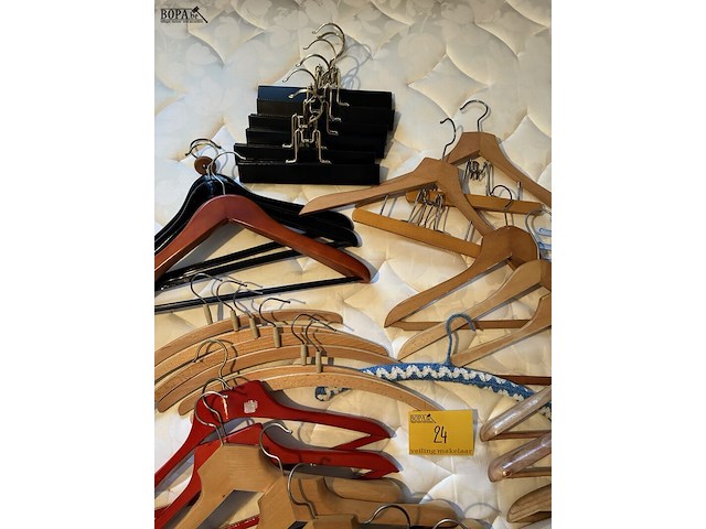 Lot 24 - lot houten antieken kapstokken 45-tal stuks - afbeelding 3 van  5
