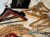 Lot 24 - lot houten antieken kapstokken 45-tal stuks - afbeelding 3 van  5