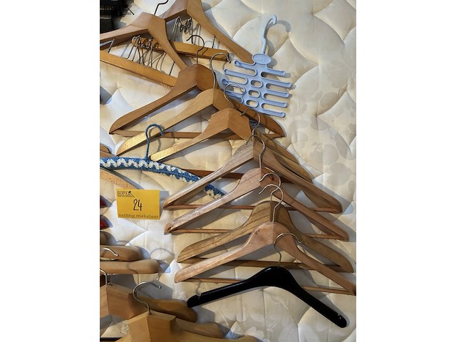 Lot 24 - lot houten antieken kapstokken 45-tal stuks - afbeelding 4 van  5