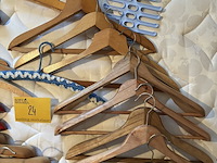 Lot 24 - lot houten antieken kapstokken 45-tal stuks - afbeelding 4 van  5