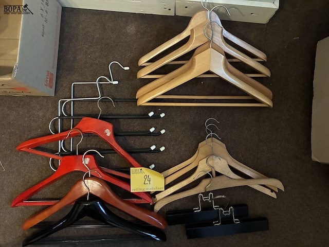 Lot 24 - lot houten antieken kapstokken 45-tal stuks - afbeelding 5 van  5