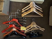 Lot 24 - lot houten antieken kapstokken 45-tal stuks - afbeelding 5 van  5