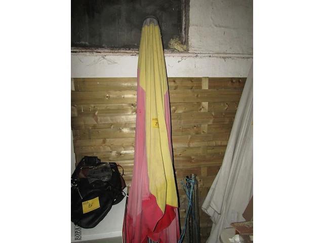 Lot 24 - marktparasol met voetsteun - afbeelding 1 van  1