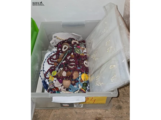 Lot 24 - nieuwe halskettingen ong 58 stuks - afbeelding 1 van  4