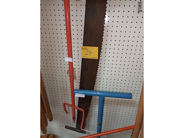 Lot 24 - omwoeler, dammer en antieke zaag - afbeelding 1 van  3