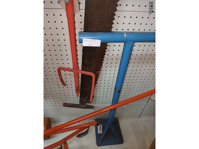 Lot 24 - omwoeler, dammer en antieke zaag - afbeelding 2 van  3