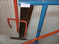 Lot 24 - omwoeler, dammer en antieke zaag - afbeelding 2 van  3