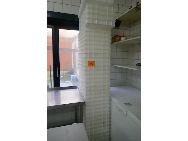 Lot 24 - plastieken witte voedingsbakken - afbeelding 1 van  5