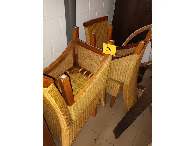 Lot 24 - rieten eetkamerstoelen. 4 stuks - afbeelding 1 van  5