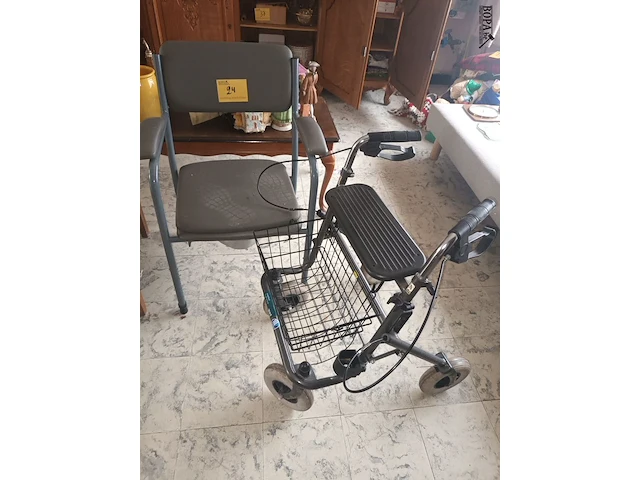 Lot 24 - rollator en toiletstoel - afbeelding 1 van  3