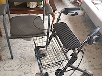 Lot 24 - rollator en toiletstoel - afbeelding 1 van  3