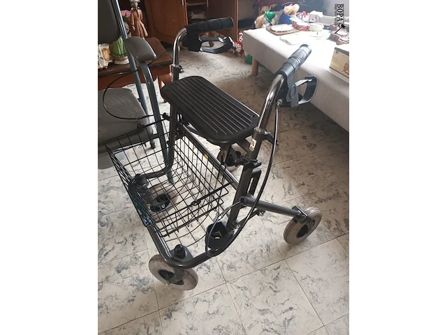 Lot 24 - rollator en toiletstoel - afbeelding 2 van  3