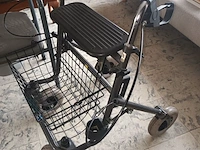 Lot 24 - rollator en toiletstoel - afbeelding 2 van  3