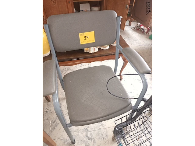 Lot 24 - rollator en toiletstoel - afbeelding 3 van  3