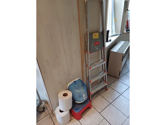 Lot 24 - trapladder, opstapje en handdoekdispenser - afbeelding 1 van  5
