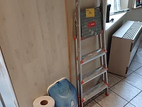 Lot 24 - trapladder, opstapje en handdoekdispenser - afbeelding 1 van  5