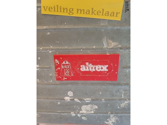 Lot 24 - trapladder, opstapje en handdoekdispenser - afbeelding 2 van  5