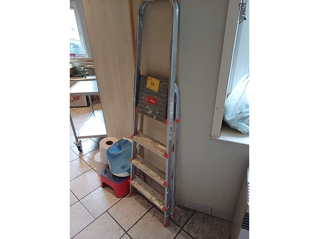 Lot 24 - trapladder, opstapje en handdoekdispenser - afbeelding 3 van  5