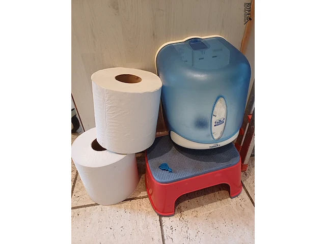 Lot 24 - trapladder, opstapje en handdoekdispenser - afbeelding 4 van  5