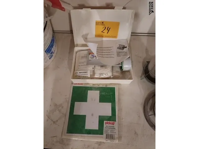 Lot 24 - verbandkist en pictogram - afbeelding 1 van  3