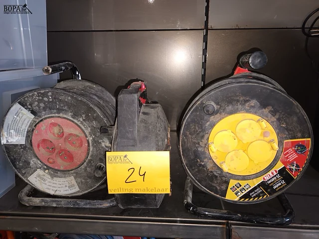 Lot 24 - verlengkabel op haspel. 3 stuks - afbeelding 1 van  3