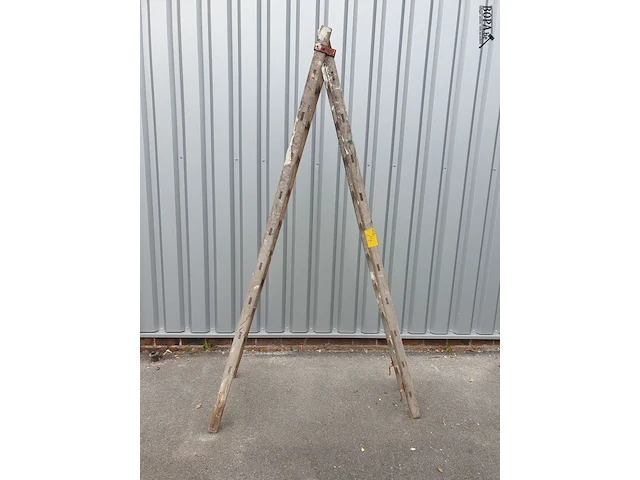 Lot 24 - vintage houten schildersladder - afbeelding 1 van  3