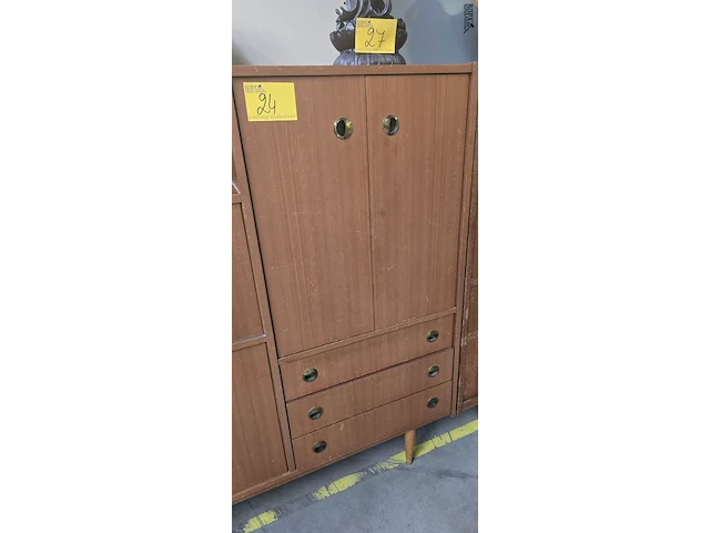 Lot 24 - vintage kast - afbeelding 3 van  5