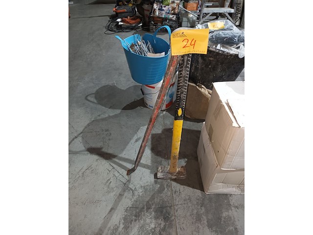 Lot 24 - voorhamer en koevoet - afbeelding 1 van  2