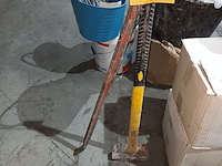 Lot 24 - voorhamer en koevoet