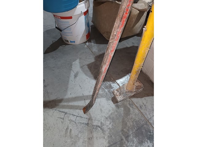 Lot 24 - voorhamer en koevoet - afbeelding 2 van  2