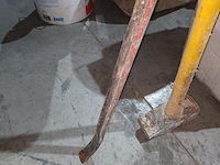 Lot 24 - voorhamer en koevoet - afbeelding 2 van  2