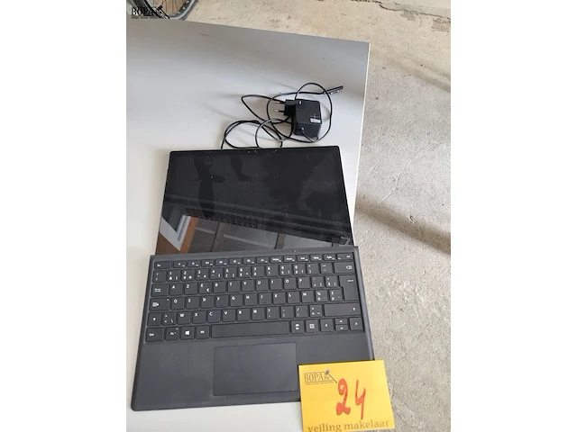 Lot 24 - windows tablet - afbeelding 1 van  2