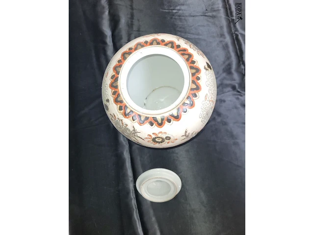 Lot 240 - antieke chineese dekselpot - afbeelding 4 van  5