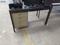 Lot 240 - bureautafel met lades (h) - afbeelding 1 van  4
