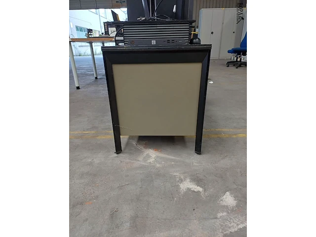 Lot 240 - bureautafel met lades (h) - afbeelding 2 van  4