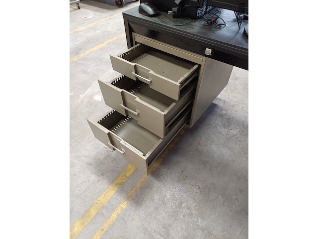 Lot 240 - bureautafel met lades (h) - afbeelding 4 van  4