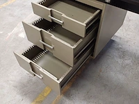 Lot 240 - bureautafel met lades (h) - afbeelding 4 van  4