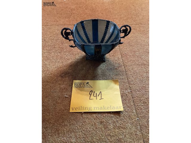Lot 241 - blauwglazen kommetje in metalen omhulsel - afbeelding 1 van  4