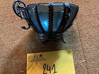 Lot 241 - blauwglazen kommetje in metalen omhulsel - afbeelding 2 van  4