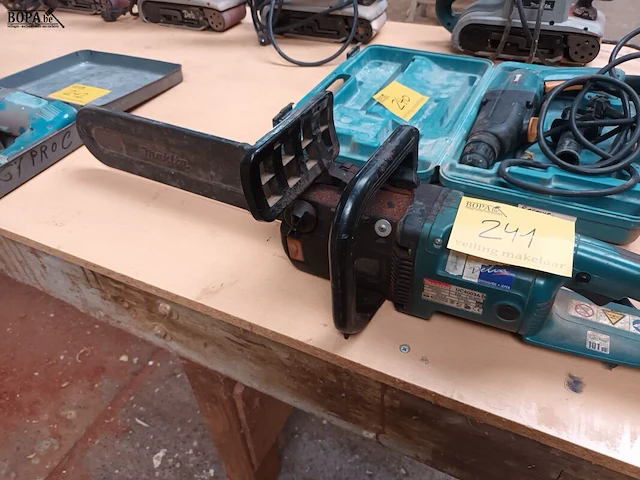 Lot 241 - elektrische kettingzaag makita - afbeelding 1 van  3