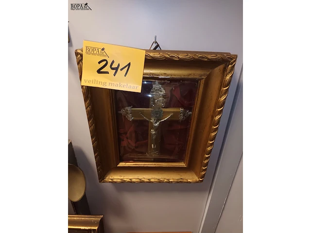 Lot 241 - kader met kruisbeeld - afbeelding 1 van  3