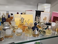 Lot 241 - mooi lotje diverse mini parfums em staltjes ong 64 stuks - afbeelding 1 van  4