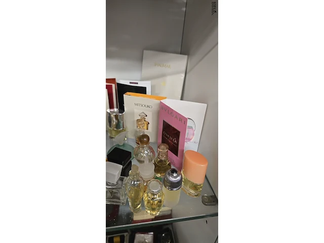 Lot 241 - mooi lotje diverse mini parfums em staltjes ong 64 stuks - afbeelding 2 van  4