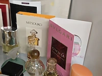 Lot 241 - mooi lotje diverse mini parfums em staltjes ong 64 stuks - afbeelding 2 van  4